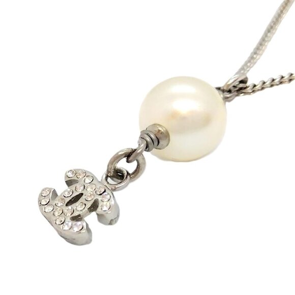 CHANEL Pearl Logo Necklace - Picture 4 of 7